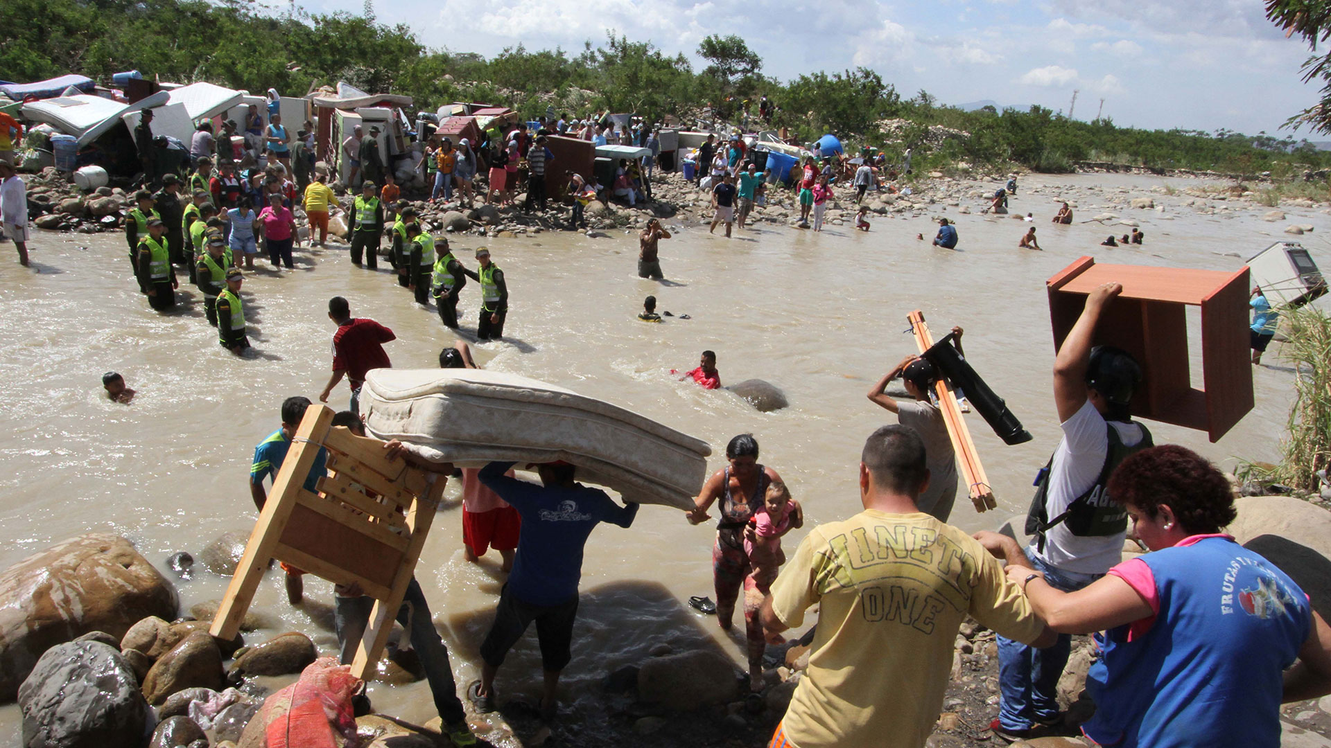 https://arquimedia.s3.amazonaws.com/27/noticias/colombianos-desplazados-vzlajpg.jpg