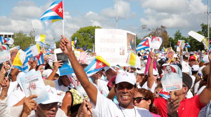 https://arquimedia.s3.amazonaws.com/256/noticias/gentemisaholguin-alanholdrenaciprensa-210915jpg.jpg