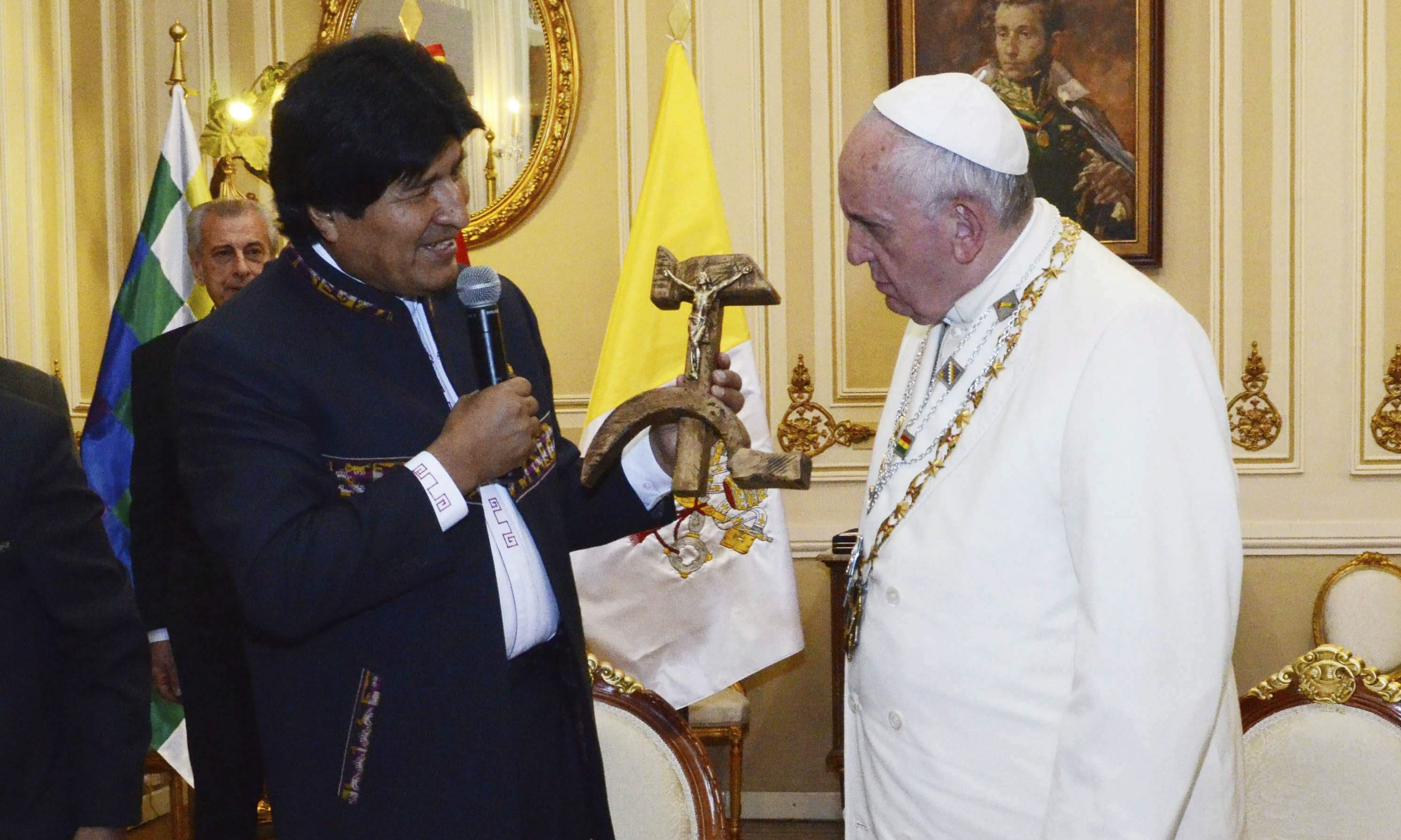 https://arquimedia.s3.amazonaws.com/27/noticias/papa-francisco-cruz-communistajpg.jpg