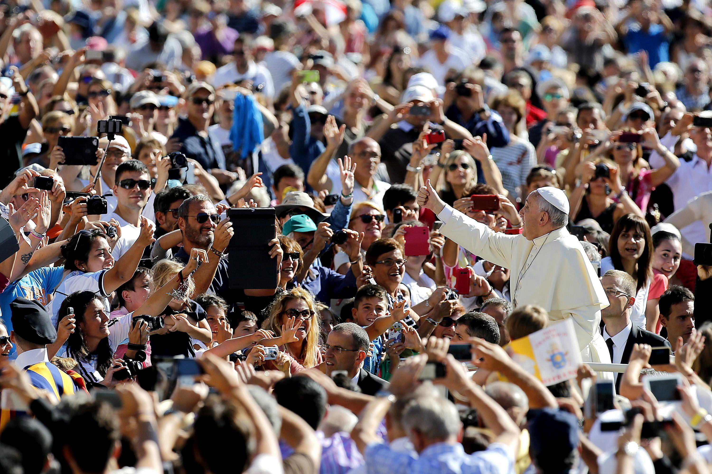 https://arquimedia.s3.amazonaws.com/27/sacerdotes/el-papa-rodeado-de-fielesjpg.jpg