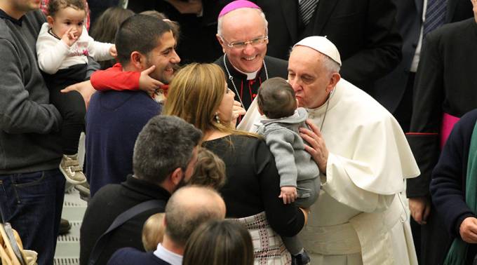 https://arquimedia.s3.amazonaws.com/256/noticias/franciscofamilia-petrikbohumilaciprensa-100915jpg.jpg