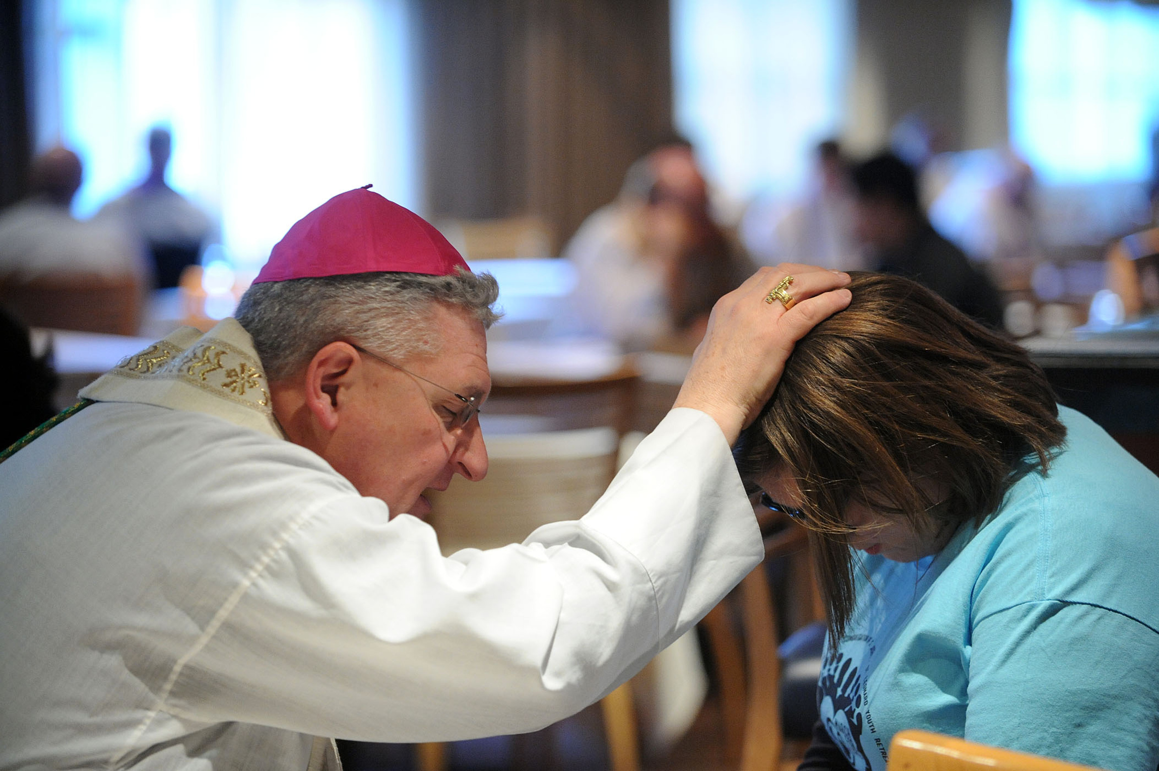 https://arquimedia.s3.amazonaws.com/27/sacerdotes/sacerdote-confesandojpg-3.jpg
