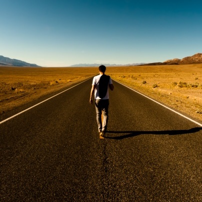 https://arquimedia.s3.amazonaws.com/27/anecdotas/man-on-the-road-wallpaper-800x600jpg.jpg