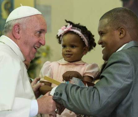 https://arquimedia.s3.amazonaws.com/256/noticias/franciscoencuentrofamilias-220915jpg.jpg